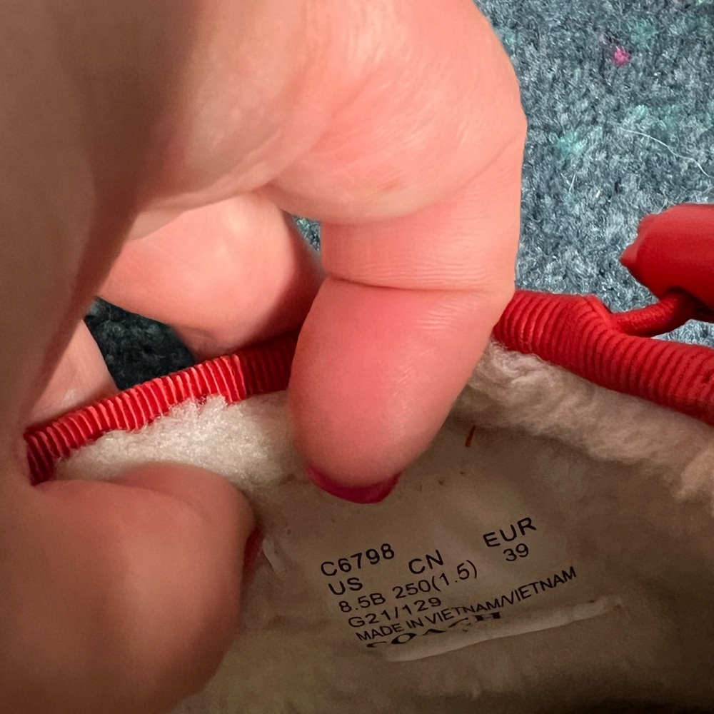 Coach women’s Red slippers size 8.5 - Picture 4 of 7